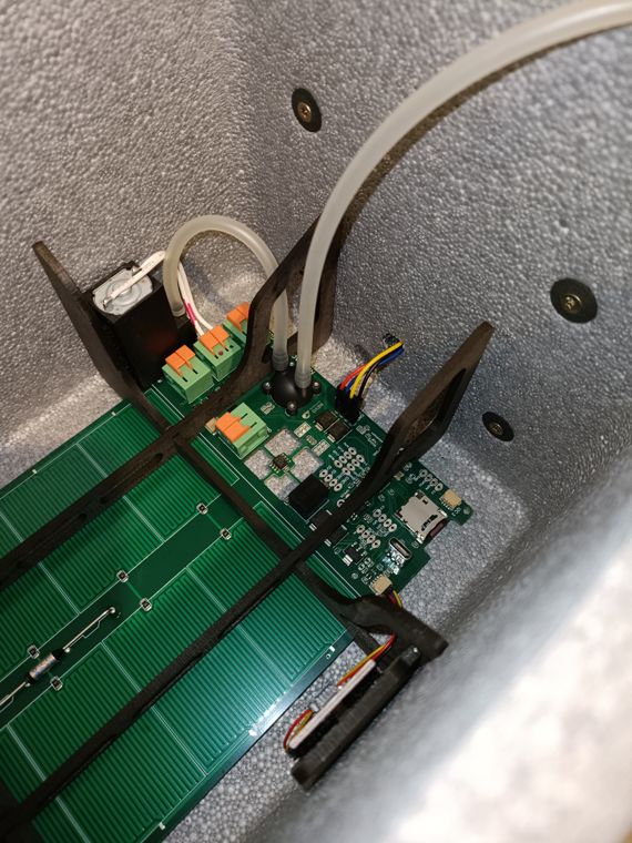 Innenansicht: verschlaucht mit Vakuumpumpe und Sensor.