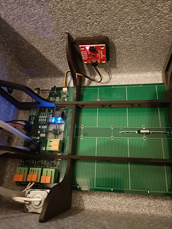 Innenansicht mit Sensor und Steuerung.