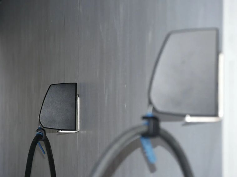 Montiertes MOVYY Up mit eingezogenem Kabel.