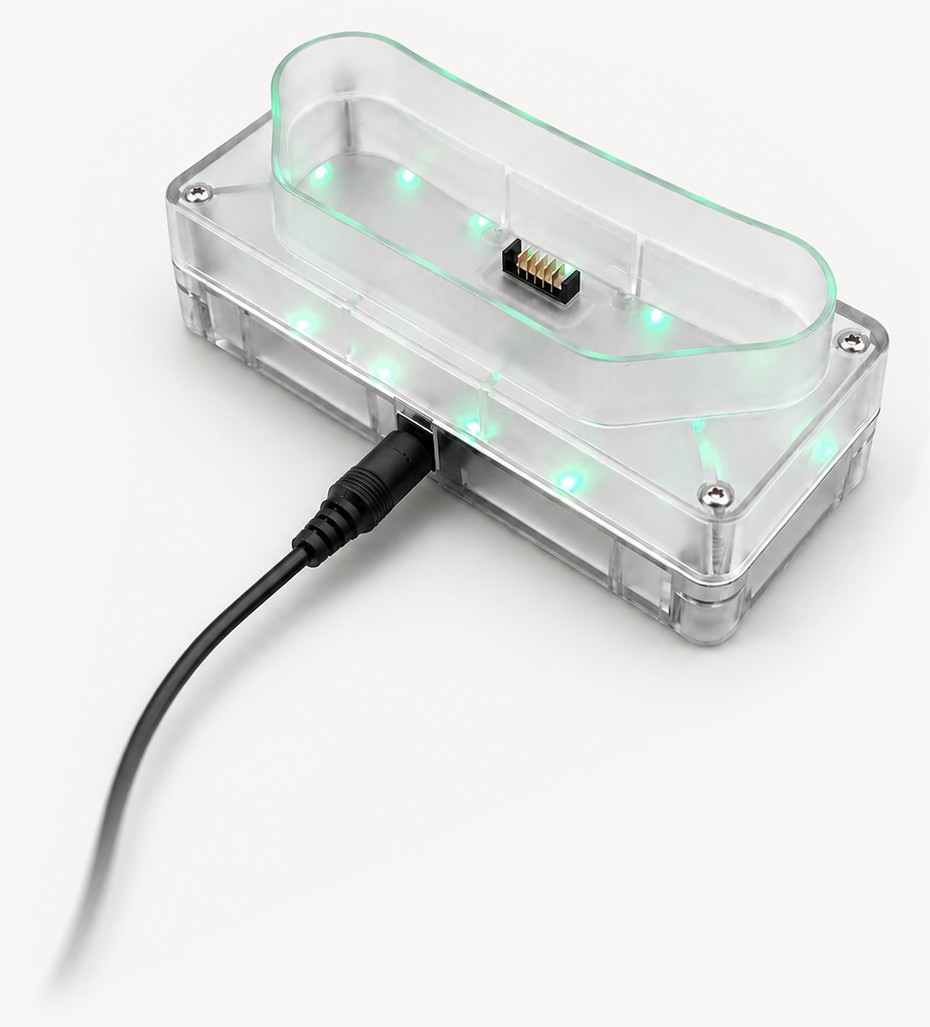 Fertiges NEVO-Gerät im transparenten Gehäuse mit leuchtender Elektronik